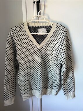 Long Wharf V-Neck Knit Sweater in Cream & Navy Dot Pattern